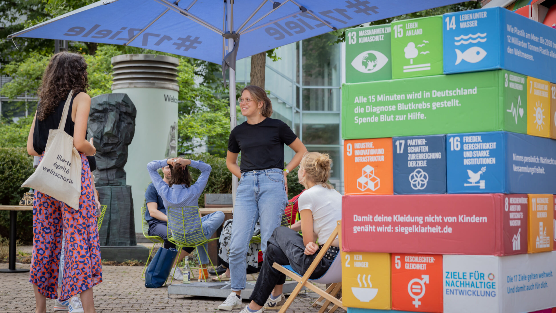 Jenga Spiel mit SDGs auf der Neonyt Lab